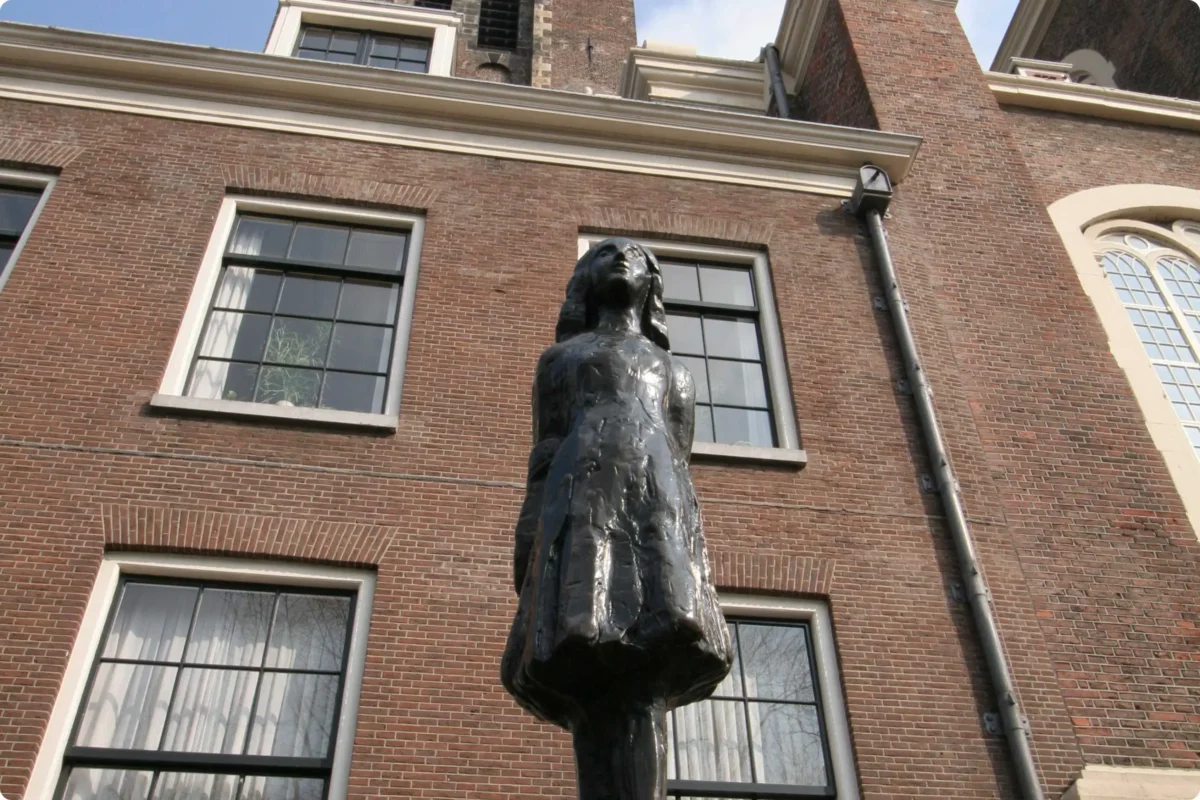 statue of anne frank