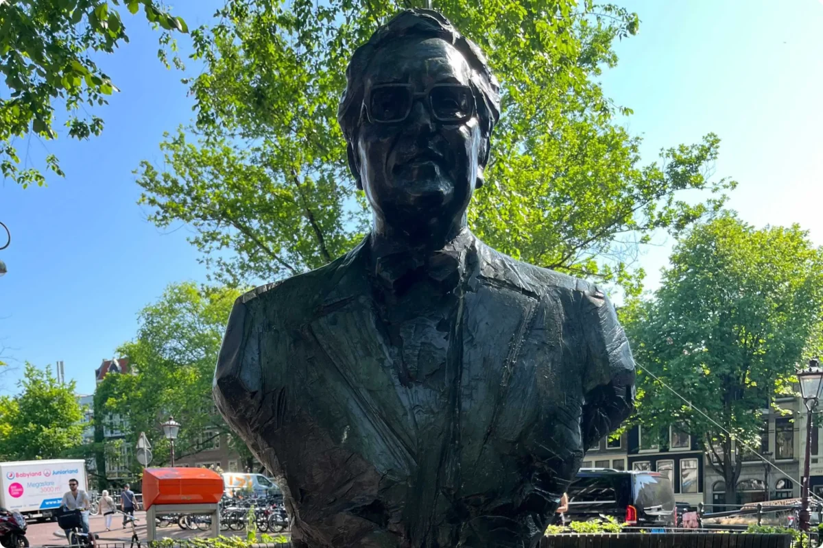 statue of johnny jordaan